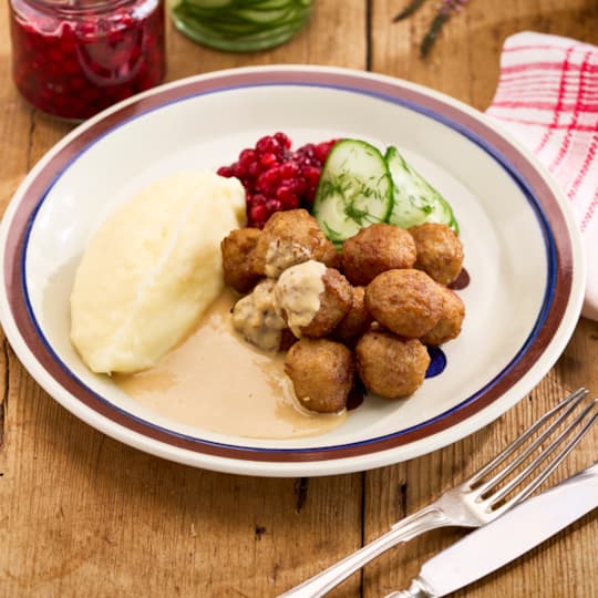 Köttbullar med Potatispuré, Gräddsås, Lingon och Pressgurka